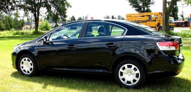 Limuzyna TOYOTA AVENSIS (rok 2010)