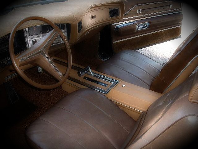 Zabytkowy amerykański Buick Riviera Boattail 1972 na ślub
